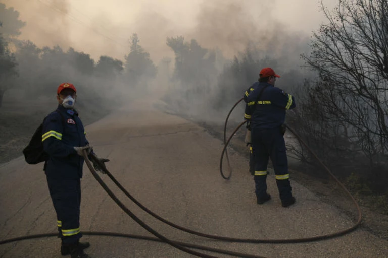 Μαίνεται η φωτιά στην Εύβοια – Σε τρία μέτωπα επιχειρούν οι πυροσβέστες (βίντεο)